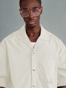 SUMWON Camiseta gráfica de declaración de estilo de vida boxy, estampado fuera de existencias, moda urbana casual de manga corta de verano y primavera moderna