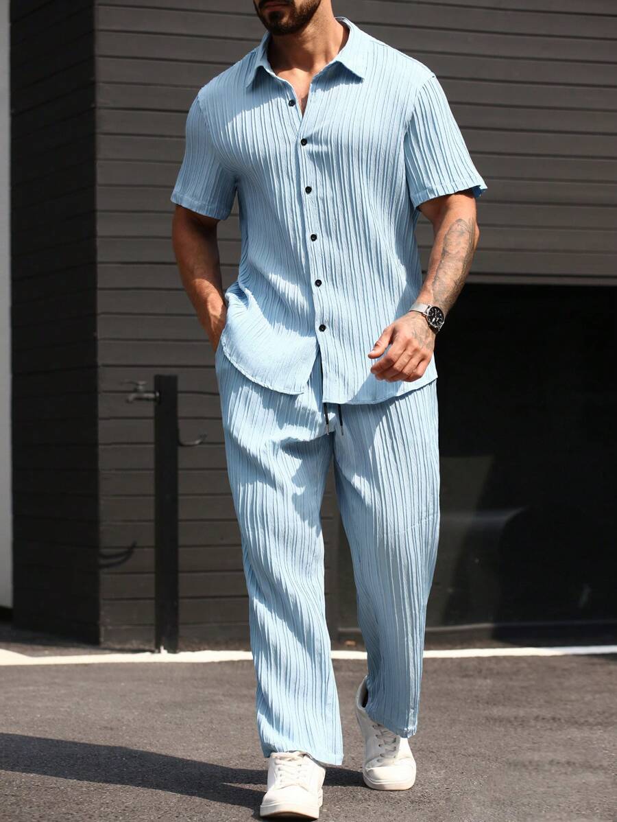 Manfinity Homme Conjunto de camisa de manga corta con botones y pantalones de tela texturizada para hombres de talla grande para el verano