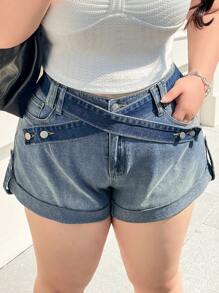 SHEIN EZwear Pantaloncini di jeans casual con tasche e orlo arrotolato incrociato per donne taglie forti