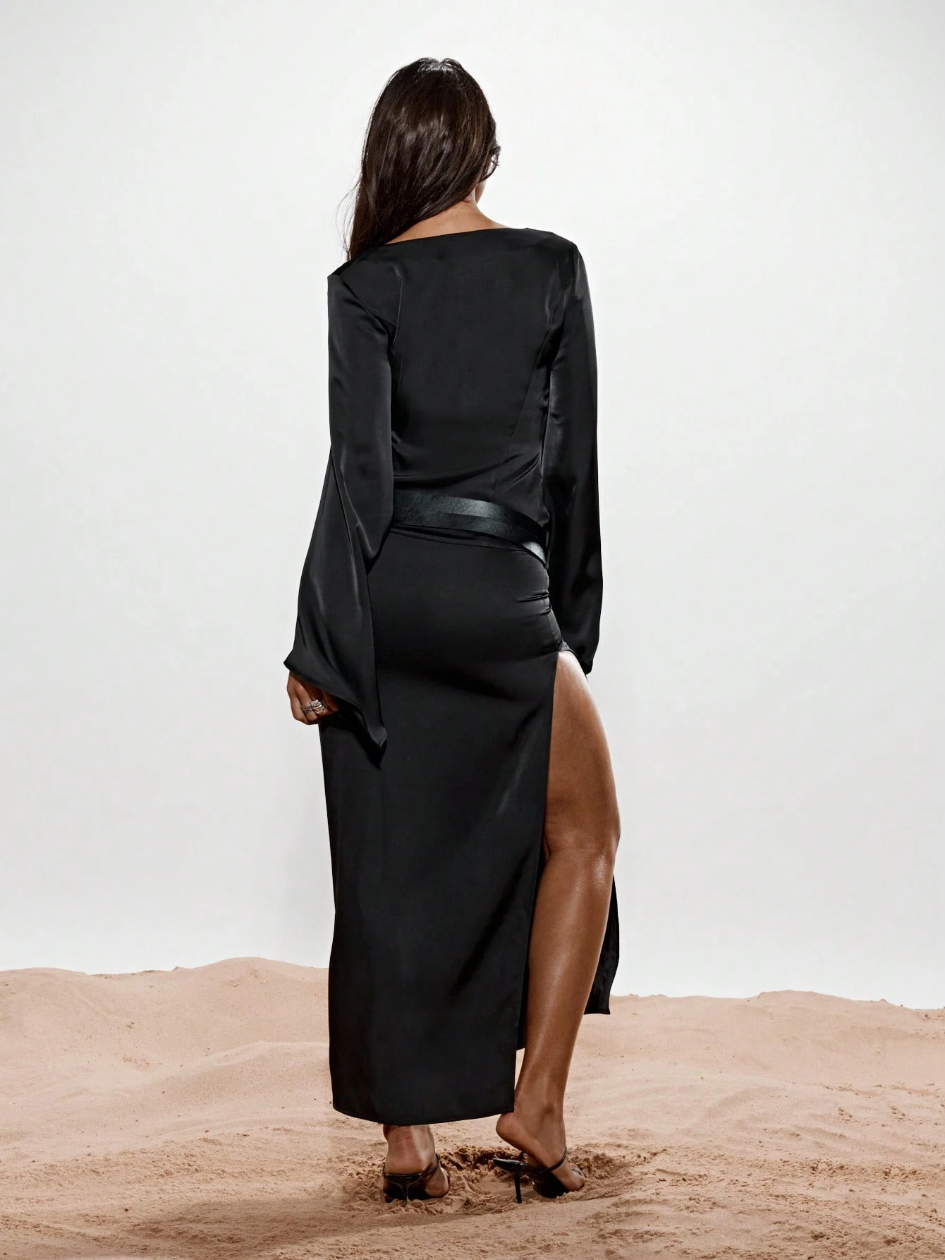 KIZN Vestido largo de satén con escote pronunciado, mangas acampanadas y cinturón