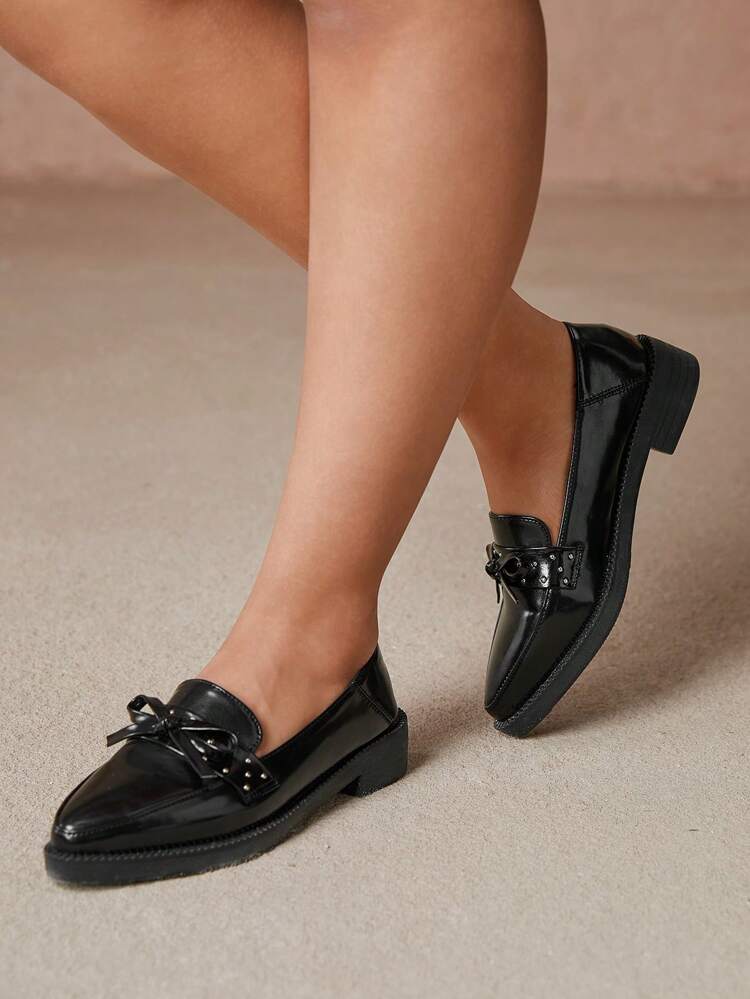 CUCCOO CURVES ワイドプラットフォーム厚底フラットシューズ、尖ったつま先、ソリッドブラック、ディープバンプ、四季スタイル、リベット&蝶結び イングリッシュスタイルのレディースフラットシューズ