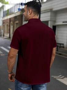 Manfinity Homme Camisa casual de manga corta con botones delanteros de unicolor para hombre de talla grande, de verano - Burdeos - Ver 2