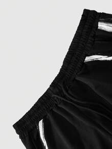 PAVTROS Manfinity Streetrush 2 Stücke Herren-Set aus kurzärmeligem T-Shirt und Shorts mit Rundhalsausschnitt, bedruckte einfarbige Shorts mit elastischem Kordelzug in der Taille für Herren, modisches, bedrucktes Kreuzstreifen-Muster mit Farbverlauf und Kontrast, schwarzes Set aus kurzärmeligem T-Shirt und Shorts, T-Shirt-Set mit einfachem Streifen-Grafik, modisches Set aus T-Shirt und Shorts, Alltags-Freizeitkleidung für alle Jahreszeiten, lässige Kleidung für den Arbeitsweg, Alltags-Freizeitkleidung für den Arbeitsweg, Geschenk für den Freund.