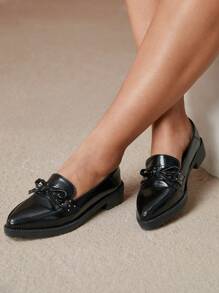 CUCCOO CURVES Zapatos planos de mujer con plataforma ancha, suela gruesa, puntera afilada, color negro sólido, escote pronunciado, estilo apto para las cuatro estaciones, con remaches y lazo, en estilo inglés