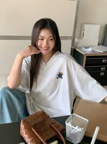 Dazy Plus 加大码 V 领超大短袖长款熊刺绣 T 恤，春夏学院风上衣 - 灰色 - 查看 5