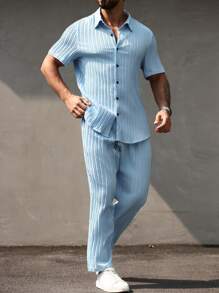 Manfinity Homme Conjunto de camisa de manga corta con botones y pantalones de tela texturizada para hombres de talla grande para el verano
