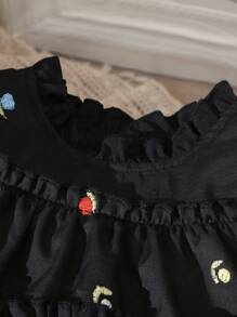 SHEIN Baby Girls Floral Embroidered Ruffle Collar Top And Elastic Waist Shorts 2 Pieces Outfit Set - Black - View 7