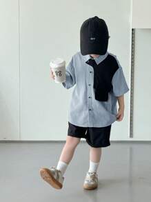 SHEIN Set de 2 piezas estilo casual escolar para niño pequeño, compuesto por camisa de manga corta suave y cómoda, y pantalones cortos sueltos versátiles, adecuado para primavera/verano, uso diario, deportes, al aire libre, campus, fiesta, festival, fotografía - Neblina azul - Ver 4