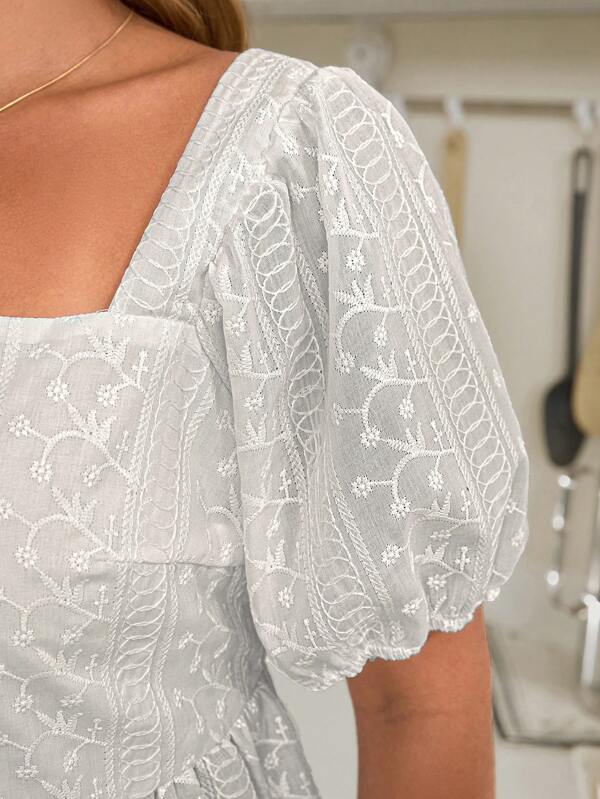 KURAYIA Blusa elegante blanca de manga corta, cuello cuadrado, estilo minimalista y con bordados, para mujer en tallas grandes