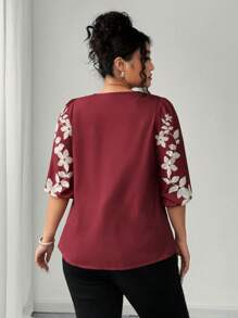 Blusa con mangas de farol estampada, bordada y texturizada de talla grande - Rojo y blanco - Ver 2