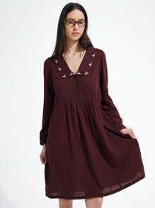 Chiquease 2025 V 领彼得潘领撞色 3D 花卉刺绣设计优雅田园可爱女孩氛围直筒娃娃裙，女 - 酒紅色 - 查看 1