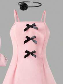 Das Sommerkleid für Tween Mädchen hat eine A-Linien-Silhouette, ist mit Schleifen-Accessoires verziert und wird mit einer Halskette mit Rosenmotiv geliefert. Das neu eingeführte Kleid bietet Komfort und verkörpert gleichzeitig Mode, Eleganz, Süße und Niedlichkeit. Es ist unverzichtbar für Alltagsoutfits und Ausflüge. - Pink - Übersicht 4