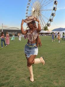 Slaydiva Falda corta asimétrica de mezclilla con bolsillo y detalle deshilachado para mujeres