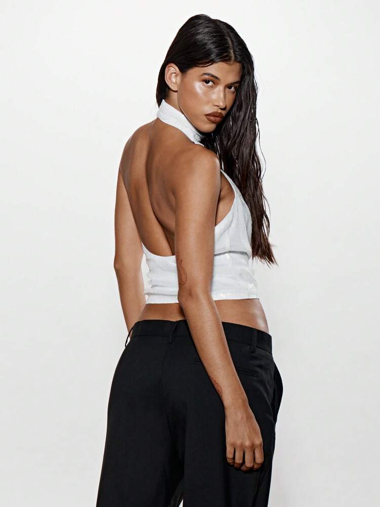 KIZN 화이트 스팽글 드레이프 프런트 크롭 탑