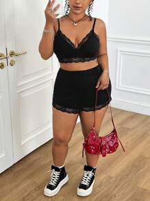 SHEIN EZwear Conjunto de ropa de estar en casa informal de talla grande con top de tirantes finos tipo camiseta y shorts con detalles de encaje y patchwork, ideal para primavera/verano - Negro - Ver 5