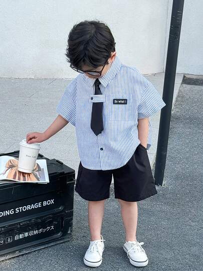 两件套男童休闲日韩学院风衬衫，舒适时尚，简约实用，百搭撞色条纹图案，贴袋领短袖宽松衬衫，配领带，适合户外玩耍、上学、街头摄影、聚会和居家休闲，也适合学校、运动、度假、居家和户外活动，适合春夏季节穿着。