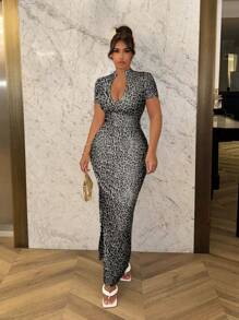 SHEIN SXY 大码女式豹纹深 V 领短袖连衣裙，适合日常穿着、约会、舞会、派对、新年聚会、宴会、鸡尾酒会、风骚、优雅、修身和身体曲线 - 灰色 - 查看 1