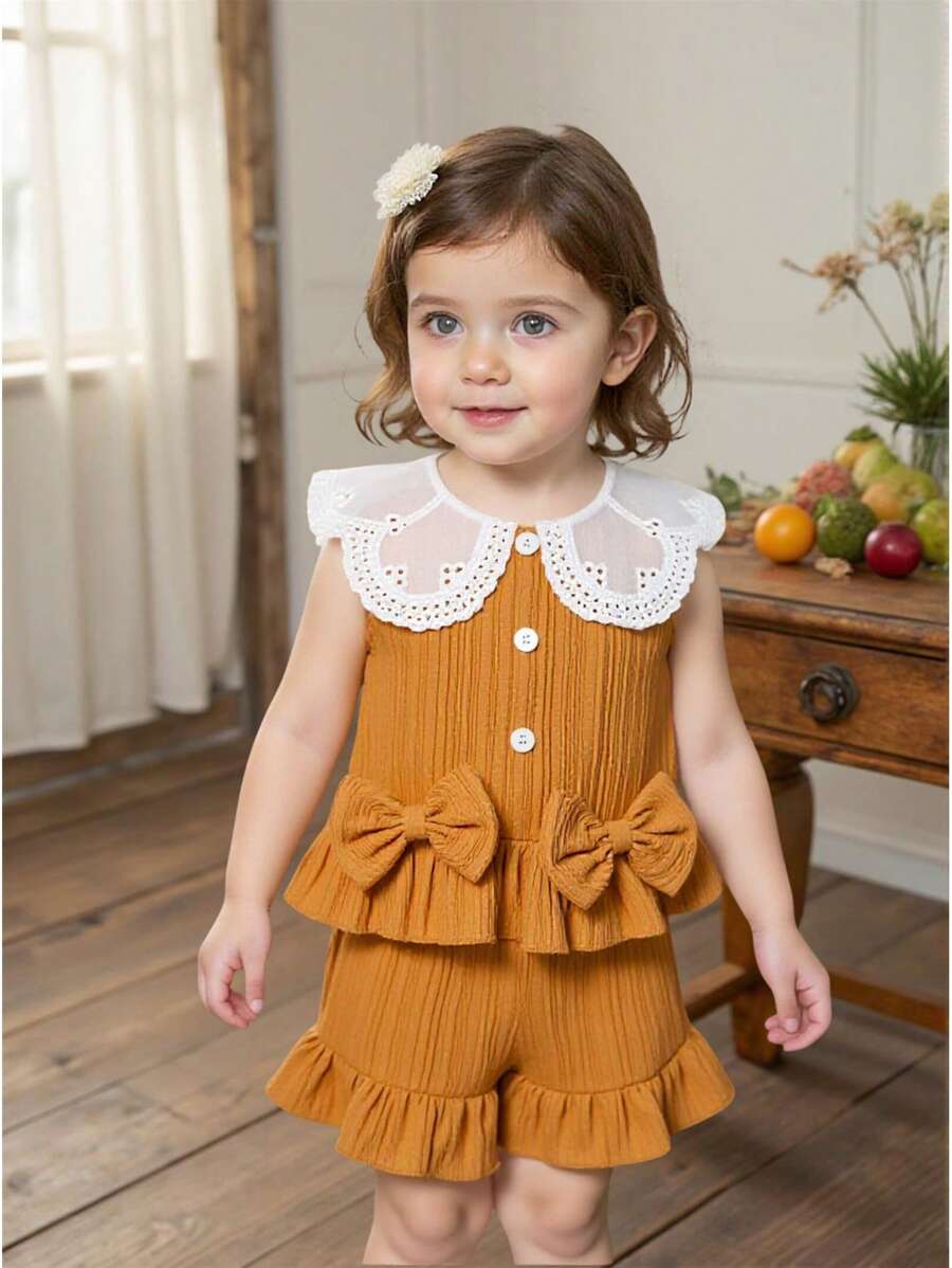 SHEIN Conjunto de verão para bebê menina com blusa elegante sem mangas com gola e laço, combinada com shorts casuais da moda. Ideal para usar em casa, em momentos de lazer, atividades ao ar livre e encontros com amigos.