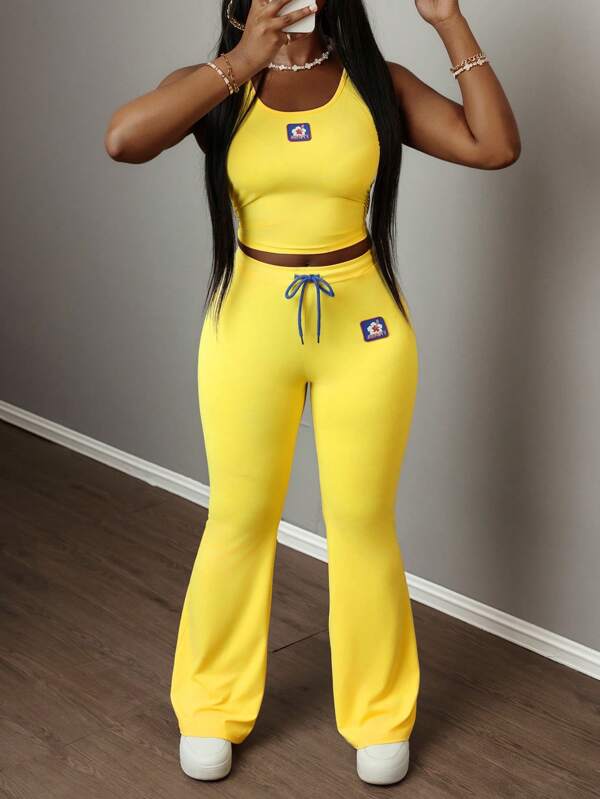 Slaydiva Vestă nouă în formă de U, stil sport, casual, de bază, pentru primăvară și vară, cu top scurt plisat pe ambele părți + pantaloni cu fund de clopot cu insignă, talie decorativă, cordon contrastant, costum slim-fit, galben tricotat, F