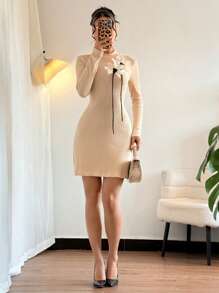 Chiquease 纹理立领长袖针织面料凸起花卉贴花 A 字形连衣裙，优雅女士，秋冬