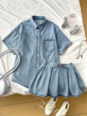 SHEIN Tienermeisjes Lente Zomer Y2K Comfortcana Denim Tweedelige Licht Gewassen T-shirt met Afhangende Schouders en Geplooide Denim Minirok, Meisjes Zomer Strand Boho Vakantie Shorts Outfits, Zomer Brunch Afstudeer Outfits, Zomer Rave Concert Festival Streetwear Outfits