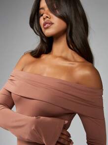 MISSGUIDED 露肩及地长款修身喇叭袖鱼尾晚礼服，适合婚礼宾客、派对等特殊场合，尽显优雅气质。