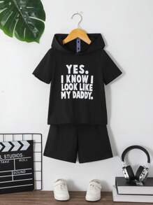 Conjunto de 2 piezas para niño pequeño de moda de verano, con camiseta con capucha estampada con letras y shorts de unicolor, conjunto informal