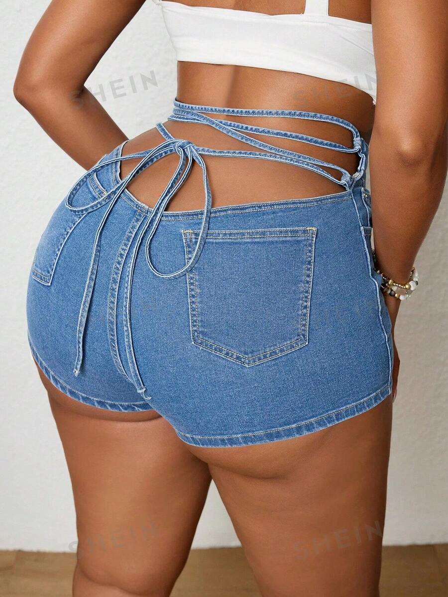 SHEIN SXY Pantalones cortos vaqueros sexy con cordones elásticos y encaje en estilo vacacional bohemio para mujer de talla grande - Lavado ligero - Ver 1