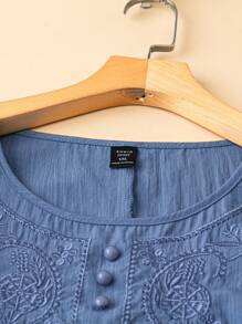 Linhara Camicetta casual con ricamo, scollo tondo, maniche a 3/4 per donne taglie forti