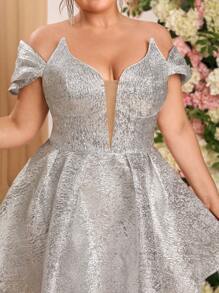 Glamrae فستان كوكتيل أنيق مصنوع من الجاكار الذهبي فخم، تصميم أكتاف مكشوفة، أكمام طويلة، تنورة على شكل حرف A، مناسب للسهرات، حفلات الزفاف، وحفلات التخرج للمقاسات الكبيرة - فضي - مشاهدة 2