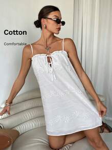 SHEIN Frenchy 女士激光切割与刺绣休闲前系带吊带迷你连衣裙 - 白色 - 查看 6