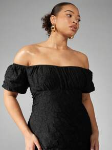 MISSGUIDED PLUS 露肩提花纹理泡泡袖修身中长连衣裙，适合假日、晚宴、特殊场合、派对、婚礼宾客穿着 - 黑色 - 查看 3