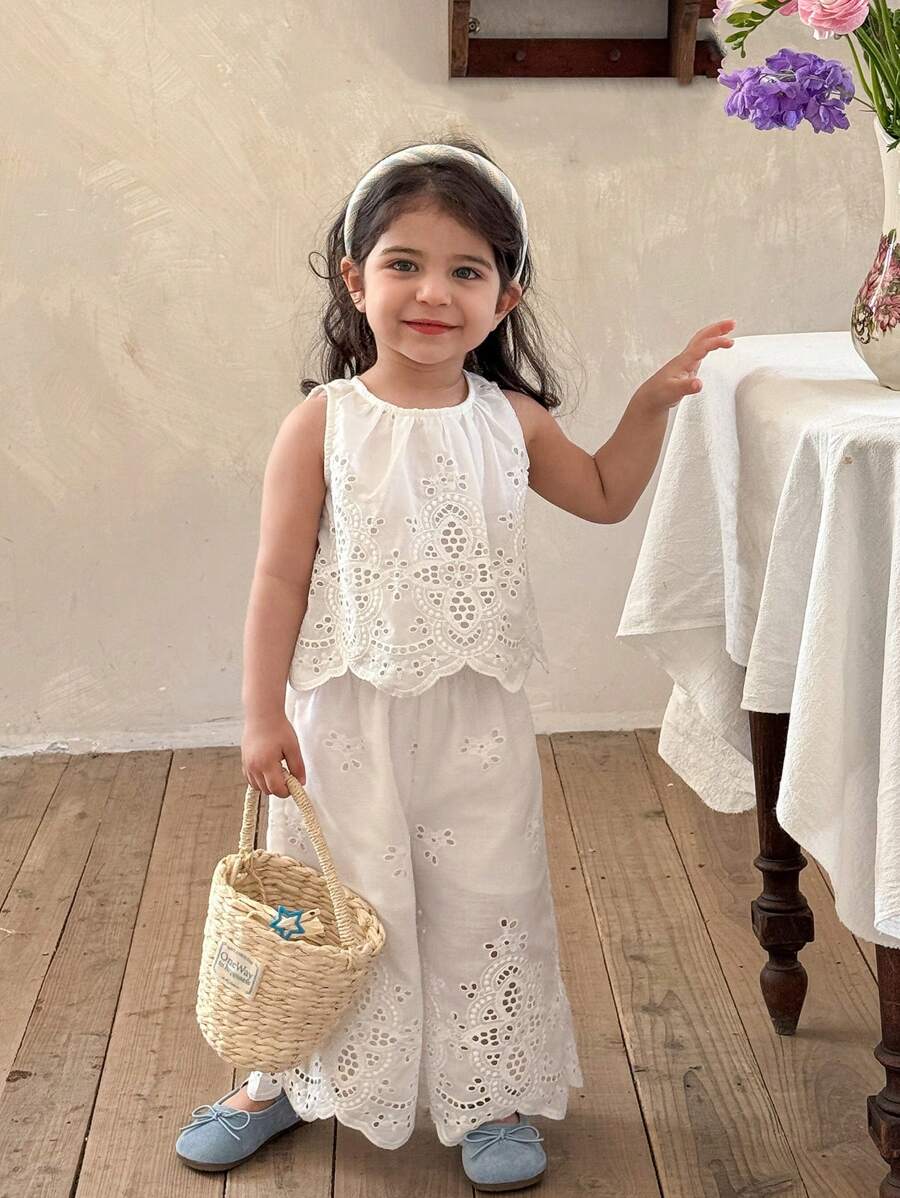 SHEIN LMoss Kids Babygirl 可爱夏日度假白色花卉刺绣宽松吊带背心和松紧腰裤套装 - 米色 - 查看 1
