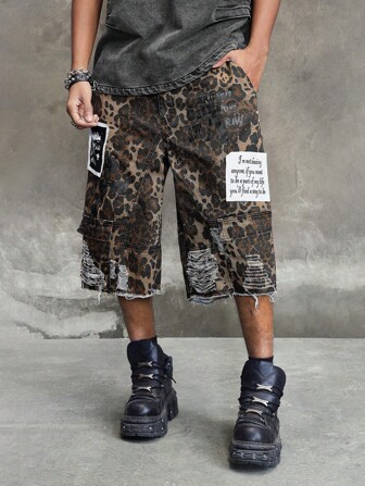 Pantalones cortos de carga de mezclilla casual holgados con decoración de eslogan y estampado de leopardo grunge para hombres