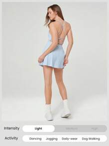 GLOWMODE FeatherFit™-Air 随波逐流 吸汗速干 露肩交叉后背迷你连衣裙 内置短裤 侧袋 防滑手柄 低冲击瑜伽普拉提工作室日常休闲装 可拆卸罩杯 - 淺藍色 - 查看 7