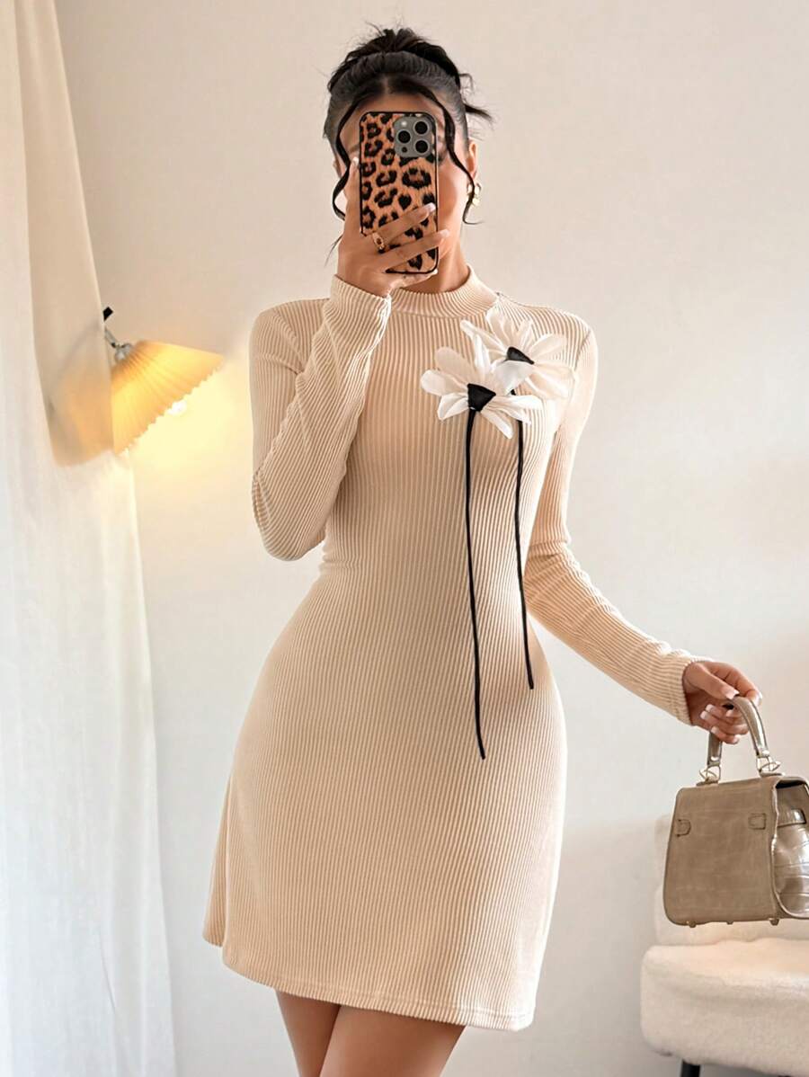 Chiquease 纹理立领长袖针织面料凸起花卉贴花 A 字形连衣裙，优雅女士，秋冬