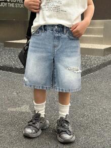 SHEIN 年轻男孩夏季破洞复古水洗撕破宽松蓝色牛仔长短裤，男孩夏季服装日常街头装 - 淺色水洗藍 - 查看 1