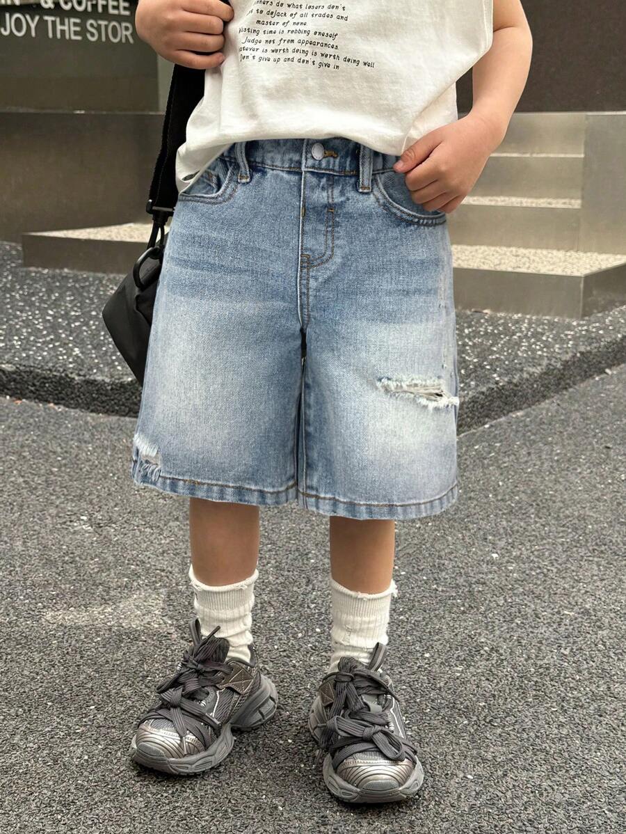 SHEIN 年轻男孩夏季破洞复古水洗撕破宽松蓝色牛仔长短裤，男孩夏季服装日常街头装 - 淺色水洗藍 - 查看 1