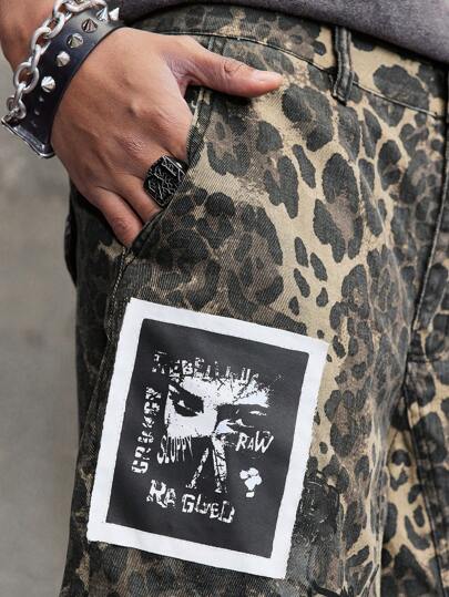 Pantalones cortos de carga de mezclilla casual holgados con decoración de eslogan y estampado de leopardo grunge para hombres