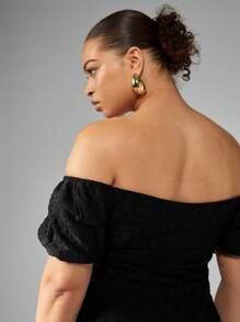 MISSGUIDED PLUS 露肩提花纹理泡泡袖修身中长连衣裙，适合假日、晚宴、特殊场合、派对、婚礼宾客穿着 - 黑色 - 查看 5