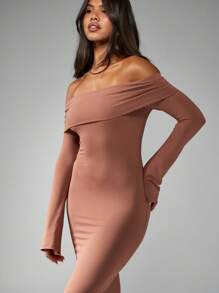 MISSGUIDED 露肩及地长款修身喇叭袖鱼尾晚礼服，适合婚礼宾客、派对等特殊场合，尽显优雅气质。