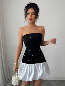 SHEIN Unity Vestido corto de satén, elástico y ceñido, con detalles de perlas, escote hombros descubiertos y contraste de color blanco y negro. Ideal para ocasiones como vacaciones, playa, cumpleaños, bodas, San Valentín, citas, eventos de negocios y fiestas. Nuevo diseño primavera/verano 2025. - Blanco y Negro - Ver 2