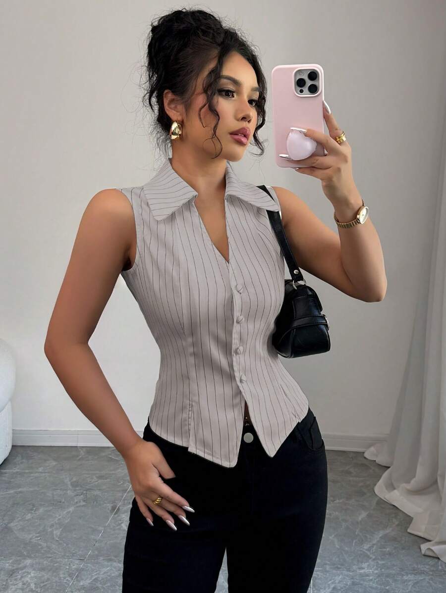 Elenzga Áo sơ mi nữ cổ chữ V không tay kẻ sọc có nút trang trí và đường xẻ viền chữ V phong cách Pháp thanh lịch cho công sở/thường ngày/ngày lễ mùa xuân/hè - Màu be - Xem 1