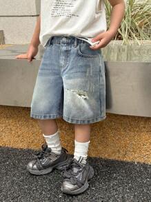 SHEIN 年轻男孩夏季破洞复古水洗撕破宽松蓝色牛仔长短裤，男孩夏季服装日常街头装 - 淺色水洗藍 - 查看 4