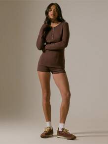 MUSERA 缝线细节修身迷你短裤，度假休闲机场夏季可爱风 - 咖啡棕 - 查看 1