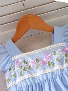 SHEIN Vintaside Kids 2 件套女婴花卉荷叶边前无袖上衣 + 休闲长裤套装，泡泡纹理面料，适合休闲穿着和休闲 - 藍色 - 查看 4