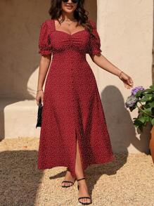 SHEIN Clasi Klasyczna sukienka Plus Size w jednolitym kolorze z dekoltem w kształcie serca i rozcięciem na udzie, elegancka, krótka, z krótkim rękawem i kropkami Poika
