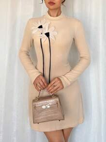 Chiquease 纹理立领长袖针织面料凸起花卉贴花 A 字形连衣裙，优雅女士，秋冬