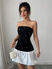 SHEIN Unity Vestido corto de satén, elástico y ceñido, con detalles de perlas, escote hombros descubiertos y contraste de color blanco y negro. Ideal para ocasiones como vacaciones, playa, cumpleaños, bodas, San Valentín, citas, eventos de negocios y fiestas. Nuevo diseño primavera/verano 2025. - Blanco y Negro - Ver 5