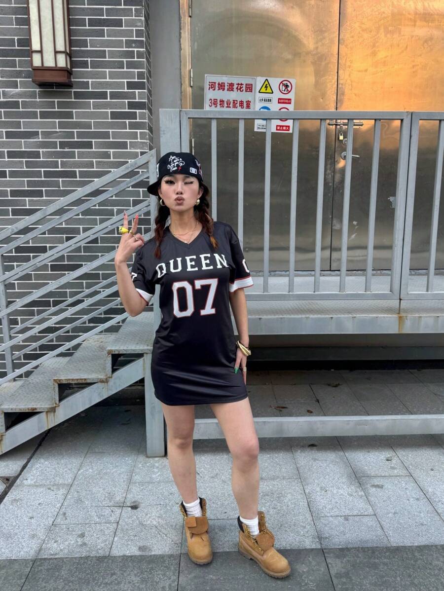 SHEIN Tween 女童春夏时尚女王印花短袖连衣裙 - 黑色 - 查看 1